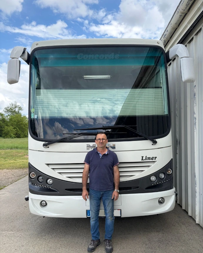 Joël devant un camping-car