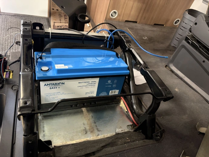 Pose d'une batterie dans un camping-car