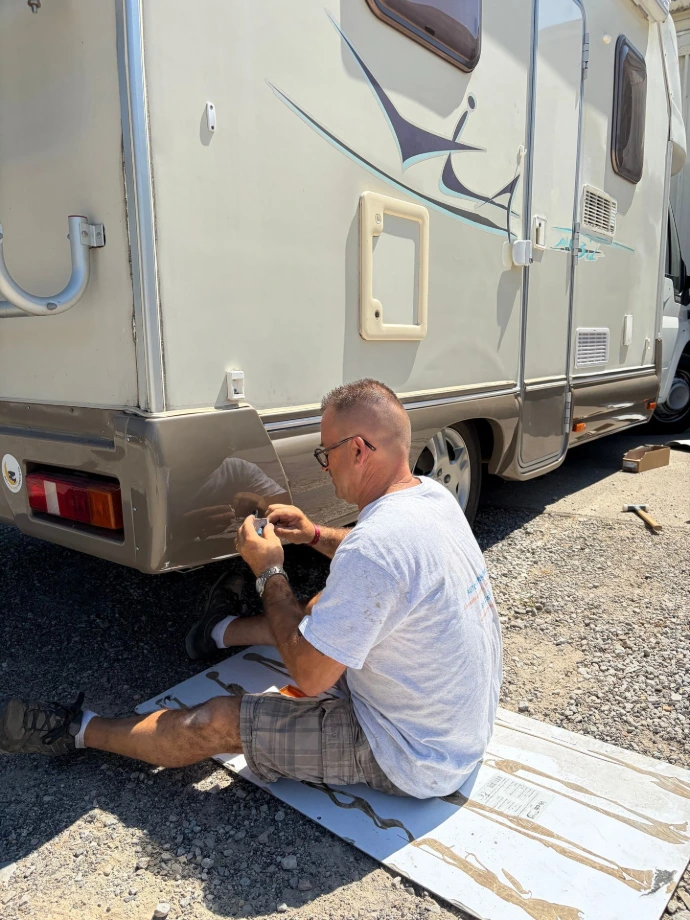 Photo de Joël qui travaille sur un camping-car