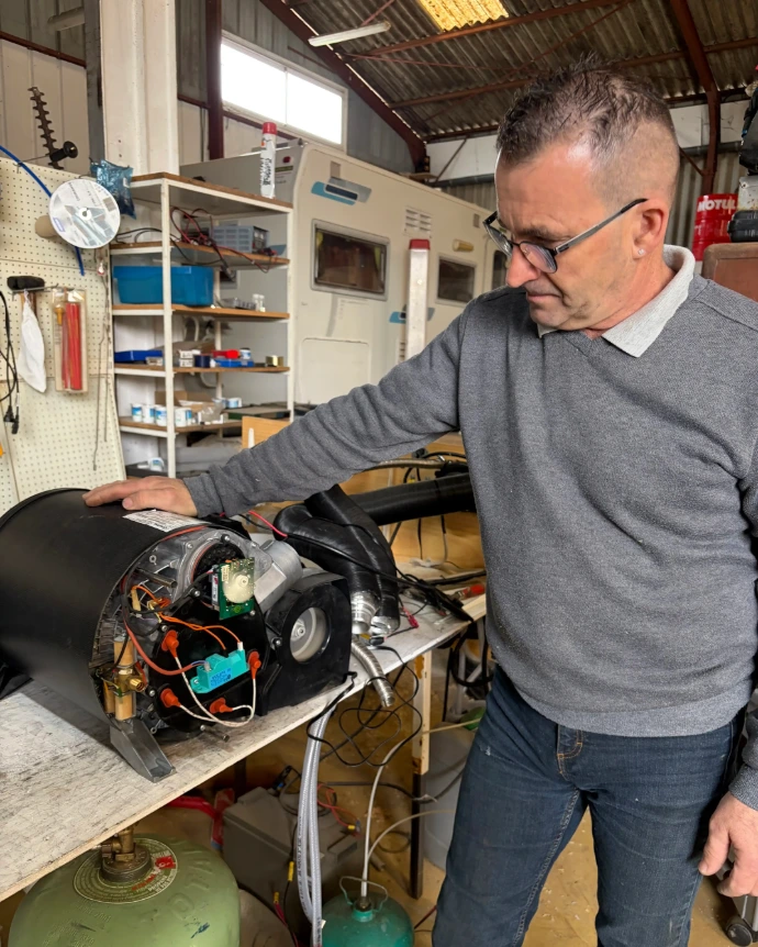 Joël travaillant sur une pièce